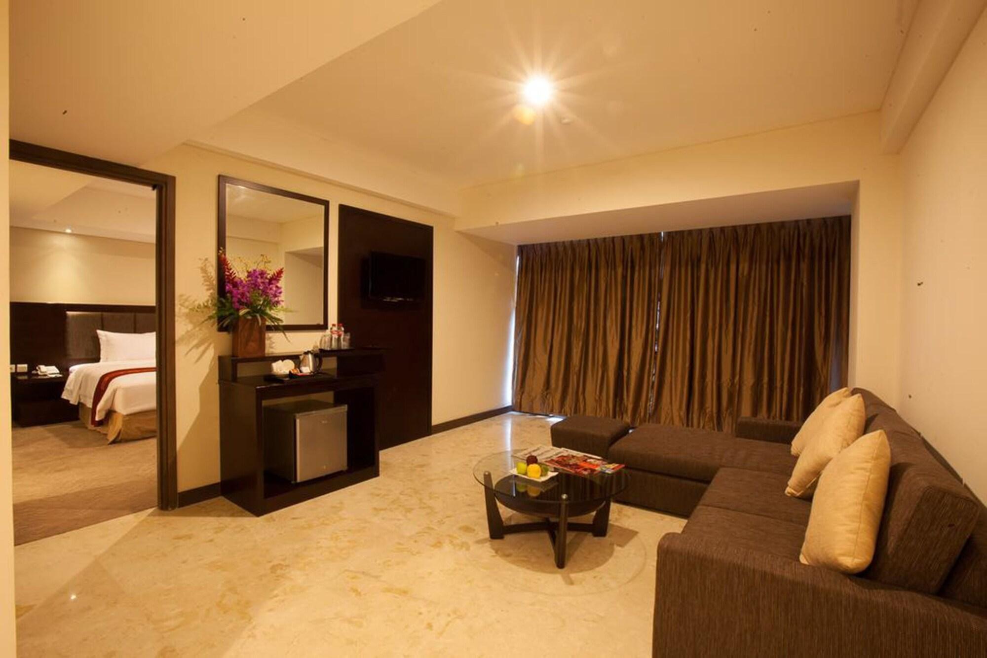 Claro Hotel Кендари Экстерьер фото