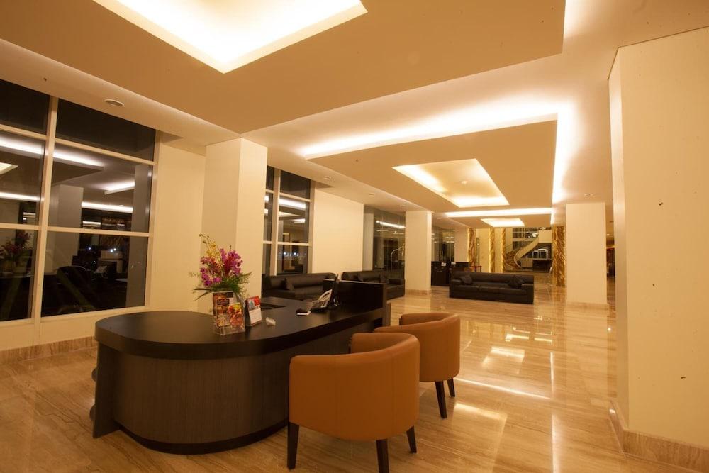 Claro Hotel Кендари Экстерьер фото