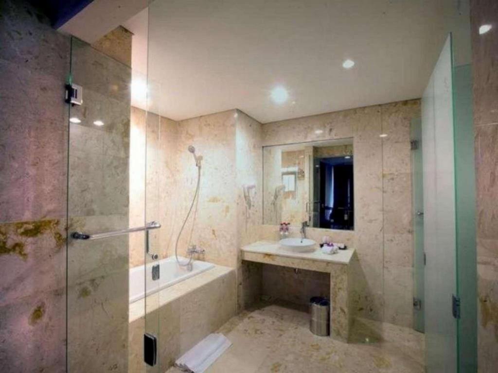 Claro Hotel Кендари Экстерьер фото
