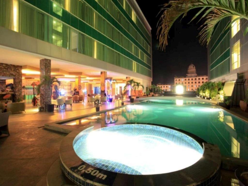 Claro Hotel Кендари Экстерьер фото