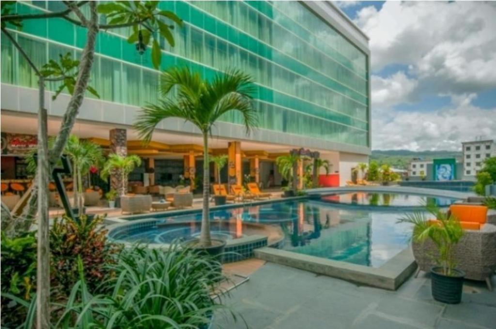 Claro Hotel Кендари Экстерьер фото