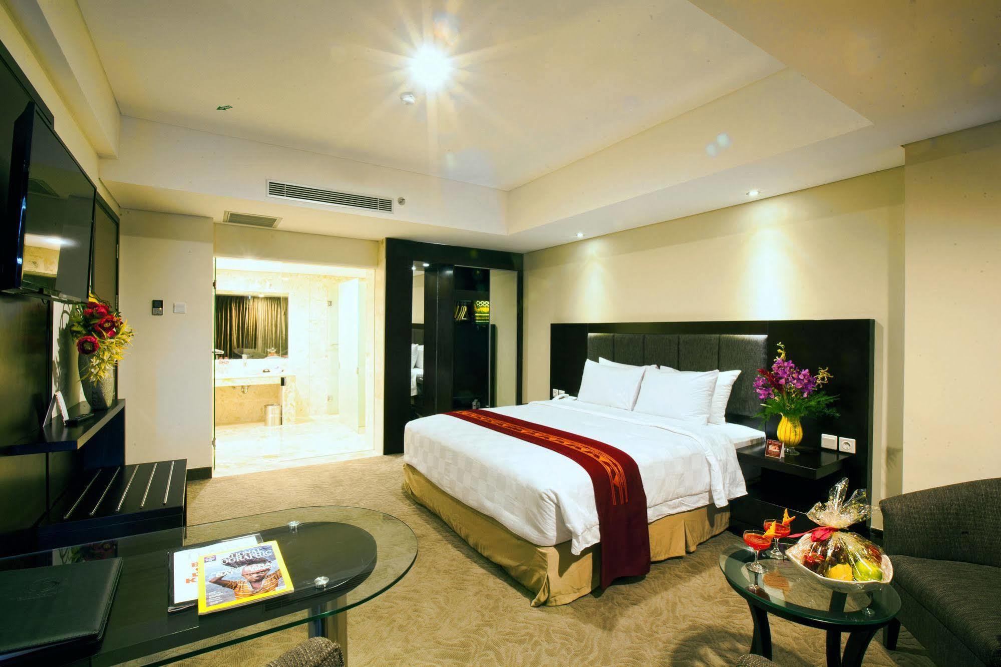 Claro Hotel Кендари Экстерьер фото