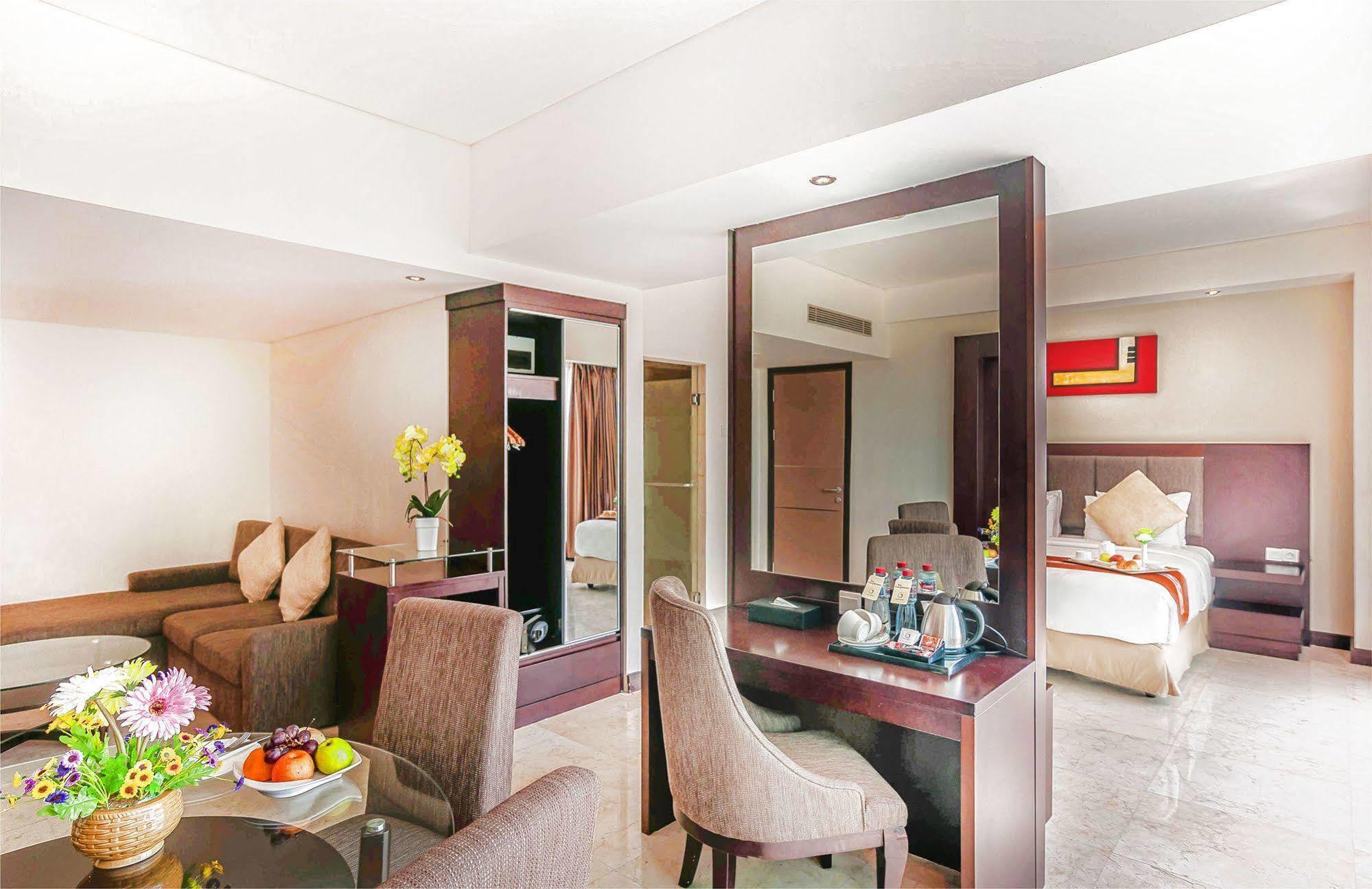 Claro Hotel Кендари Экстерьер фото
